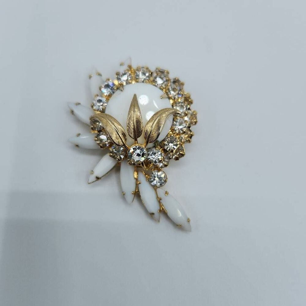 Vintage Juliana D&E Gold-tone Milk Glass Prongset Rhinestone Brooch